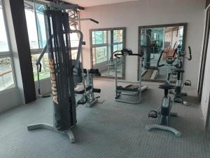 een fitnessruimte met verschillende loopbanden in een kamer bij Departamento al pie del mar Torre Marina in Salinas