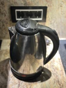 Una tetera negra colocada encima de un mostrador en San, en Bijeljina