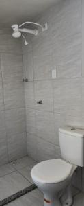 若昂佩索阿的住宿－Hotel Pousada Farol de Manaíra，一间带卫生间和淋浴的浴室