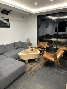 Posezení v ubytování Le Paradis Blanc luxueux Chalet Spa Serre-Chevalier