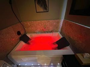 リヤドにあるThe Palms Resort (4)の赤い血入りの赤い湯船