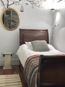 - une chambre avec un lit et un miroir mural dans l'établissement Habitación grande y confortable con baño privado junto a Guggenheim, à Bilbao