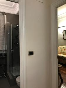 W pokoju znajduje się łazienka z prysznicem i toaletą. w obiekcie Habitación grande y confortable con baño privado junto a Guggenheim w mieście Bilbao