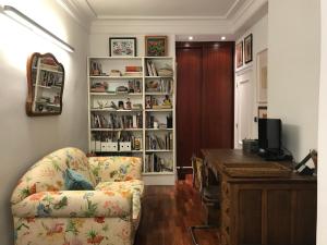 sala de estar con sofá y estante para libros en Habitación grande y confortable con baño privado junto a Guggenheim, en Bilbao