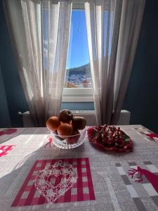 un tazón de donuts en una mesa con una ventana en Casa Kleisoura, en Klisoúra