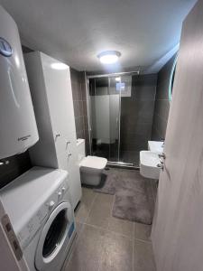 a bathroom with a washing machine and a washer and dryer at Casa Kleisoura in Klisoúra