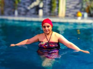 a woman is in a swimming pool at Hospedaje Valentina para ti y tu familia in Mera
