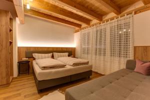 1 Schlafzimmer mit 2 Betten und einem Fenster in der Unterkunft Haus Mattle in Pettneu am Arlberg