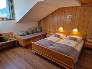 a bedroom with two beds in a room at Kastnerhof in Jenig