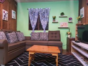 - un salon avec un canapé et une table dans l'établissement Adelle's Transient, spacious 3-bedroom homestay, à La Trinidad
