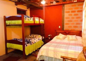 a bedroom with two bunk beds and a bed at Hospedaje Valentina para ti y tu familia in Mera
