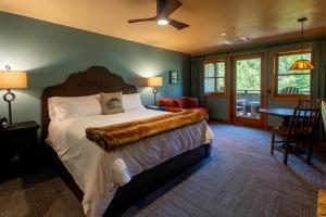 um quarto com uma cama, uma cadeira e uma mesa em Mt. Lemmon Lodge em Loma Linda