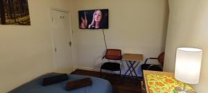 Televízia a/alebo spoločenská miestnosť v ubytovaní Upton Park - House