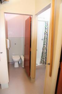 een badkamer met een toilet en een douchegordijn bij Lydeard Farm Bush Camp & Lodges in Bridgwater