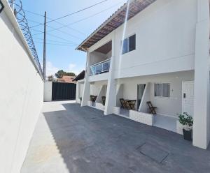 uma vista exterior de uma casa branca com um pátio em JF Studio Hotel em São Luís