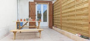 uma mesa com plantas ao lado de uma porta em Appartement au rez-de-chaussée avec jardin privé em Margny-lès-Compiègne