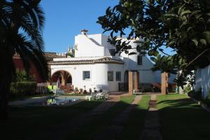 ein weißes Haus mit einem Pool davor in der Unterkunft Holiday Villa in Calahonda, near Marbella in Sitio de Calahonda