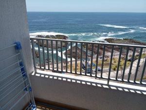 einen Balkon mit Meerblick in der Unterkunft frente a la playa vista preciosa 3 habitaciones 2 baños in Iquique