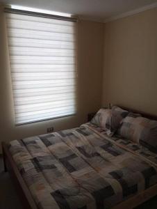 sypialnia z łóżkiem i dużym oknem w obiekcie frente a la playa vista preciosa 3 habitaciones 2 baños w mieście Iquique
