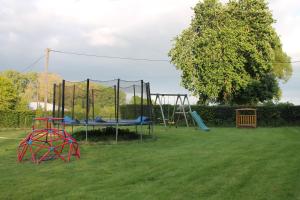 einen Spielplatz mit Schaukel im Hof in der Unterkunft Ferme du lin : Rosalin in Gueschart