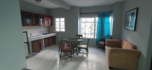 cocina y sala de estar con mesa y sillas en Residence Caribe, en Guayacanes