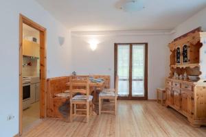 eine Küche mit einem Tisch und Stühlen im Zimmer in der Unterkunft Casa Polsa, 280 m Piste in Prada