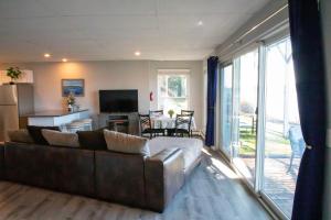 格罗顿Waterfront Home with a View的客厅里有一张沙发和一张带电视的桌子