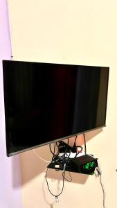 un monitor a schermo piatto con un controllore di gioco sottostante; di LaFina Inn a M'bour