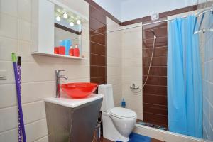 La salle de bains est pourvue de toilettes et d'un lavabo avec un bol rouge. dans l'établissement Blue Studios, à La Canée 43 autres photos
