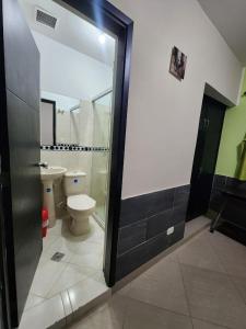 Koupelna v ubytování Hotel Laureles Home + 37 fotografií
