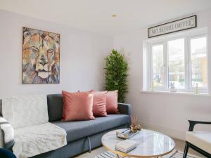 sala de estar con sofá y mesa en Stylish Retreat for Your Short Getaway en Londres