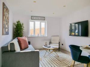 een woonkamer met een bank en een tafel bij Stylish Retreat for Your Short Getaway in Londen