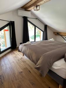 Postel nebo postele na pokoji v ubytování Le Paradis Blanc luxueux Chalet Spa Serre-Chevalier + 69 fotografií