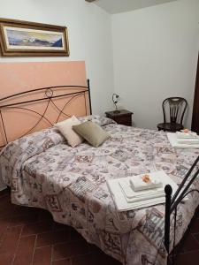um quarto com uma cama grande e uma mesa em Appartamenti Belfiore em Pitigliano