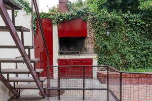 a red kitchen with a green wall and stairs at Hostel Casa Roble in Mendoza