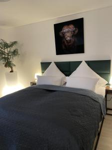 Schlafzimmer mit einem Bett mit einem Bild eines Stiers in der Unterkunft WALDWERK am Wasserfall in Triberg