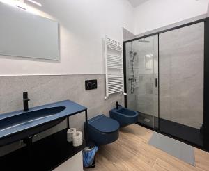 bagno con servizi igienici blu e doccia di Apartment Sofia a Teramo
