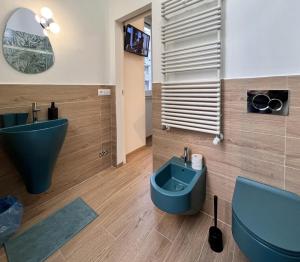 ein Badezimmer mit einem blauen WC und einem Waschbecken in der Unterkunft Apartment Sofia in Teramo