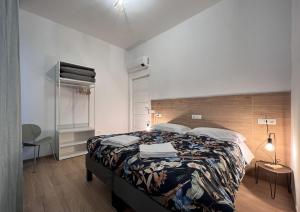 1 dormitorio con 1 cama grande en una habitación en Apartment Sofia, en Teramo