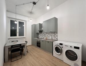 cocina con lavadora y lavadora en Apartment Sofia, en Teramo