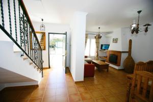 pasillo con escalera y sala de estar en Casa Rural Rafael Alberti en El Bosque