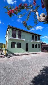 um edifício verde com janelas do lado em Pousada Estrelar em Lençóis