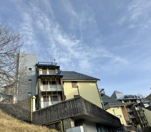 プラート・ネヴォソにあるPlain Soleil ski homeの黄色の建物(バルコニー付)