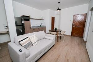 een woonkamer met een bank en een tafel bij CASA MONA 3 - Apartamento en Tarapoto in Tarapoto