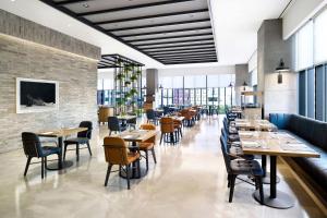 un ristorante con tavoli e sedie in una stanza di Four Points by Sheraton Josun, Seoul Myeongdong a Seul