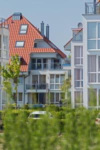 un gruppo di condomini con tetto rosso di Penthouse "Ostsee-Himmelreich" Großenbrode a Grossenbrode