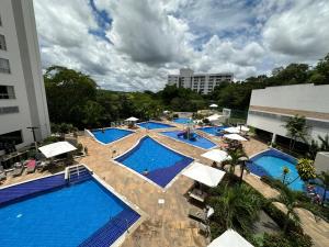 an overhead view of a large swimming pool at Rio Quente Park Veredas Vista paras Piscinas Rio Quente no Fundo esta Liberado in Rio Quente