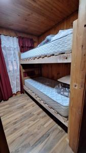 Giường tầng trong phòng chung tại Cabaña en Lican ray