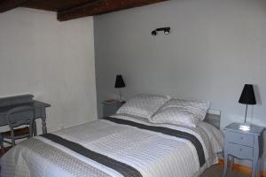 1 cama en un dormitorio con escritorio y 1 cama sidx sidx sidx sidx en Gite Le Cantou, en Saint-Maurice-de-Lignon