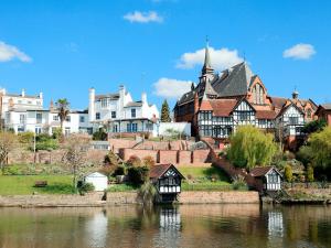 un grupo de casas junto a un cuerpo de agua en Peartree Cottage - Uk45496, 